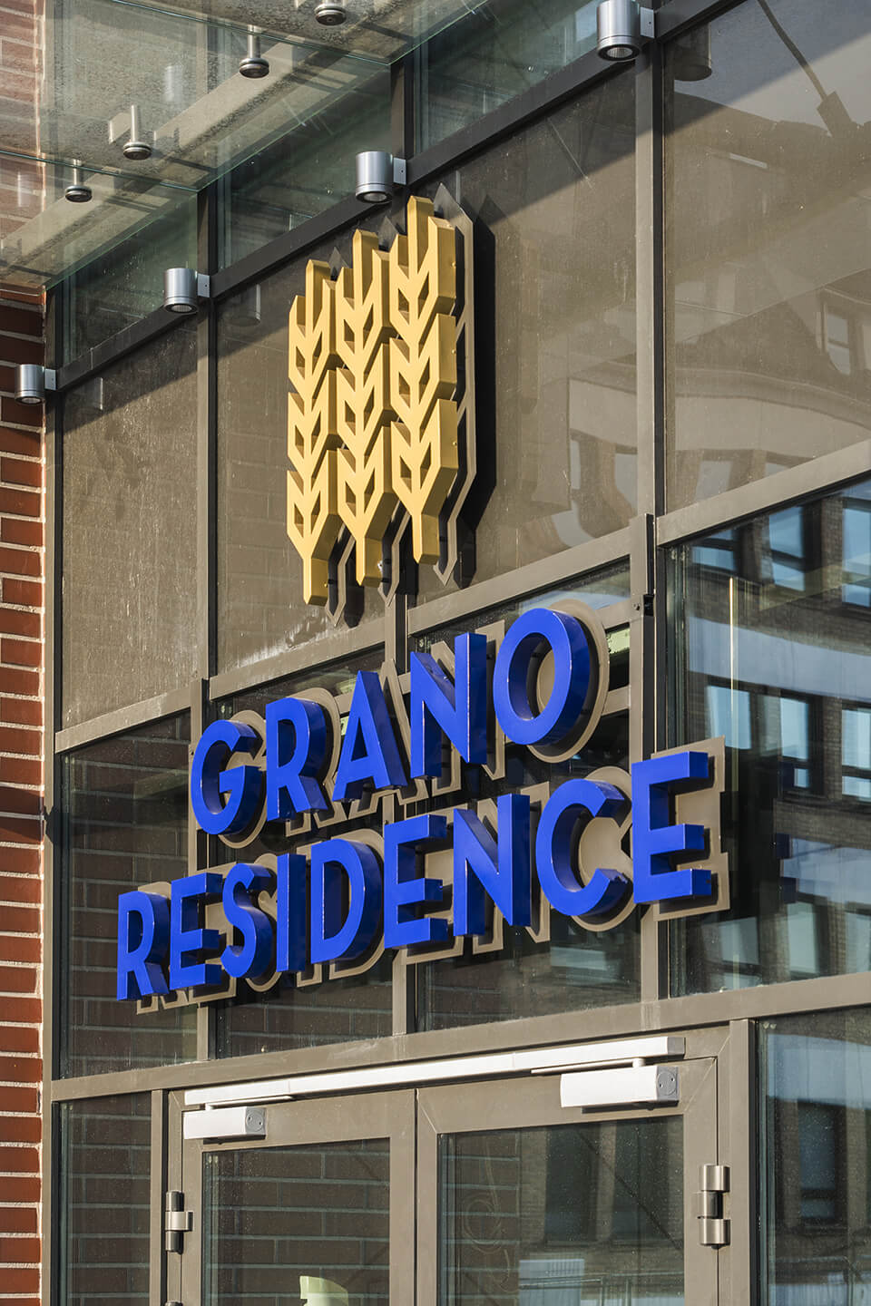 grano-residence-litery-przestrzenne-podswietlane-tyłem-niebieskie-litery-nad-wejsciem-do-hotelu-litery-mocowane-na-kaflach-litery-na-stelazu-logo-firmowe-3d-gdansk